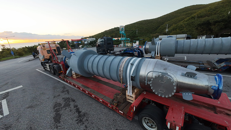 Heat exchanger unit mounted on a truck